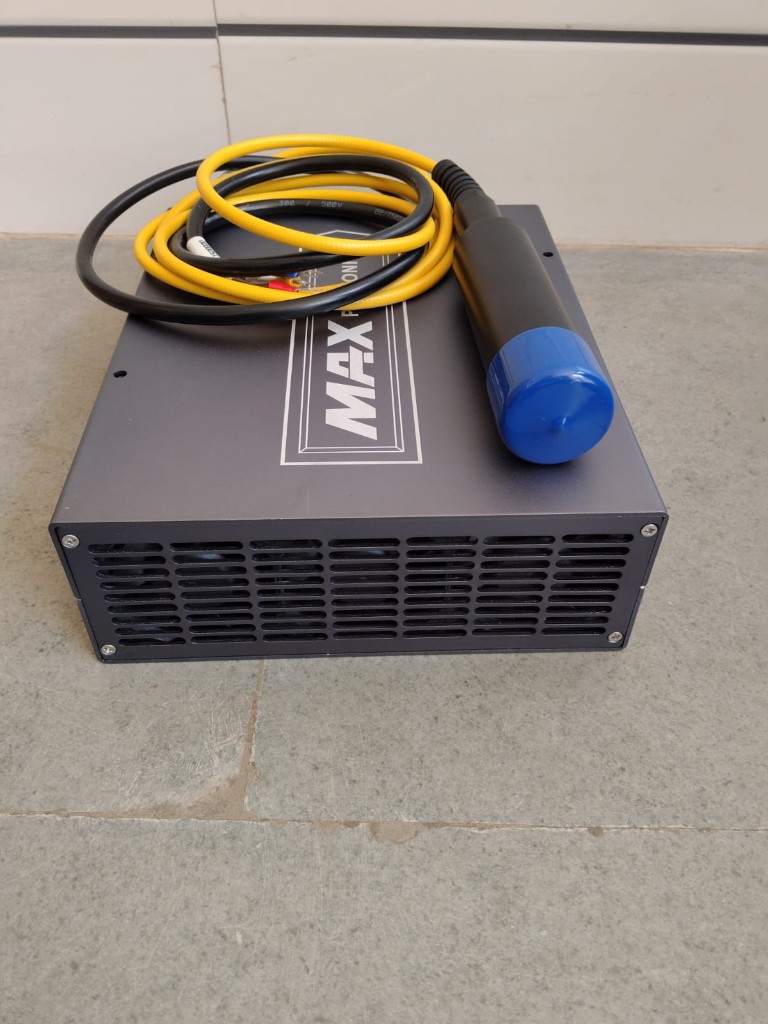 Maxphotonics fiber laser source